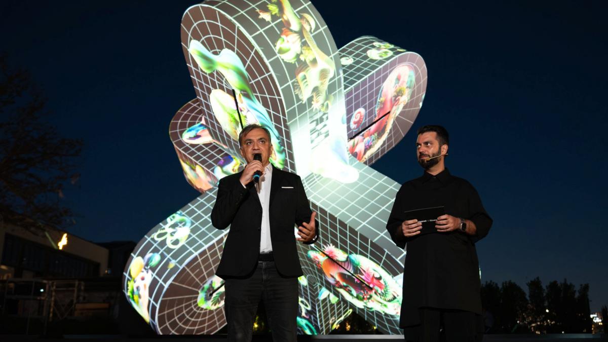 Güvenç Özel’in “Neuroflux” Enstalasyonu Contemporary Istanbul’da Büyük İlgi Gördü 2 guvenc-ozelin-neuroflux-enstalasyonu-contemporary-istanbulda-buyuk-ilgi-gordu-k5fYByNJ.jpg