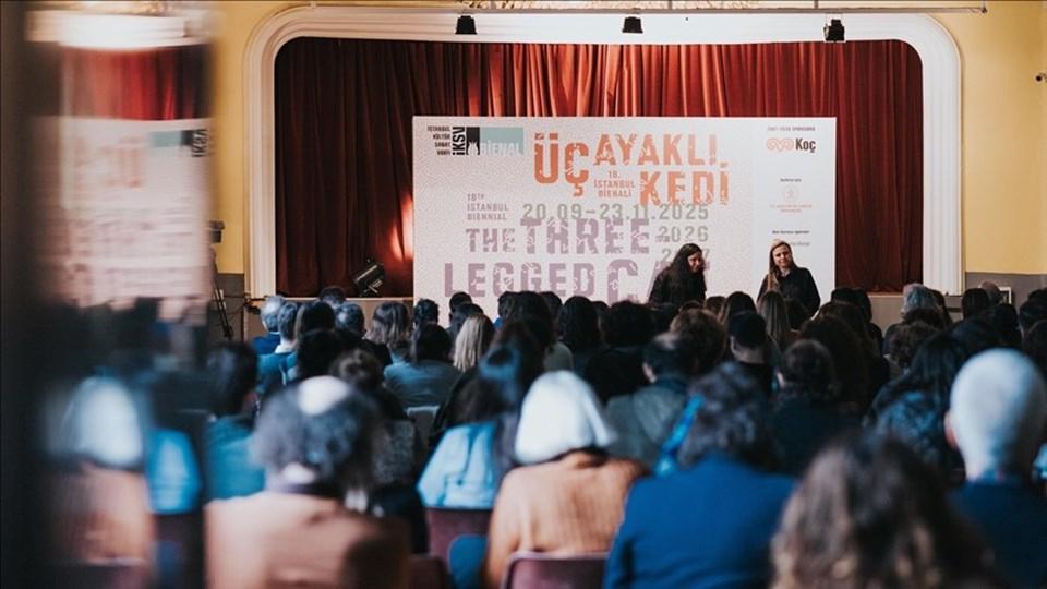 İstanbul Bienali’nin 18. Yılında 8 Mekanda Zaman ve Mekan İç içe: Üç Ayaklı Kedi ile Sanatın Yeni Sınırları 1 İstanbul Bienali’nin 18. Yılında 8 Mekanda Zaman ve Mekan İç içe: Üç Ayaklı Kedi ile Sanatın Yeni Sınırları