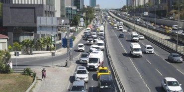 İstanbul'da sürücüler "Lütfen ambulansa yol ver" anonsunu radyodan duyacak 3 istanbulda-suruculer-lutfenambulansa-yol-ver-anonsunu-radyodan-duyacak-lVNlb4am.jpg