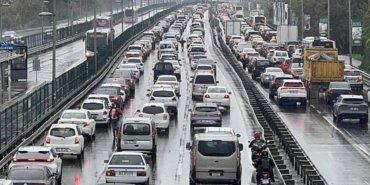 İstanbul'da Trafik Çilesi Başladı! Yoğunluk Yüzde 80'e Çıktı, Ana Arterler Kilitlendi 12 istanbulda-trafik-cilesi-basladi-yogunluk-yuzde-80e-cikti-ana-arterler-kilitlendi-fZFqdmaq.jpg