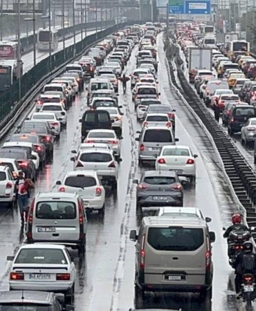 İstanbul'da Trafik Çilesi Başladı! Yoğunluk Yüzde 80'e Çıktı, Ana Arterler Kilitlendi 2 istanbulda-trafik-cilesi-basladi-yogunluk-yuzde-80e-cikti-ana-arterler-kilitlendi-fZFqdmaq.jpg