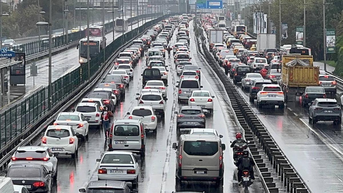 İstanbul'da Trafik Çilesi Başladı! Yoğunluk Yüzde 80'e Çıktı, Ana Arterler Kilitlendi 2 istanbulda-trafik-cilesi-basladi-yogunluk-yuzde-80e-cikti-ana-arterler-kilitlendi-fZFqdmaq.jpg