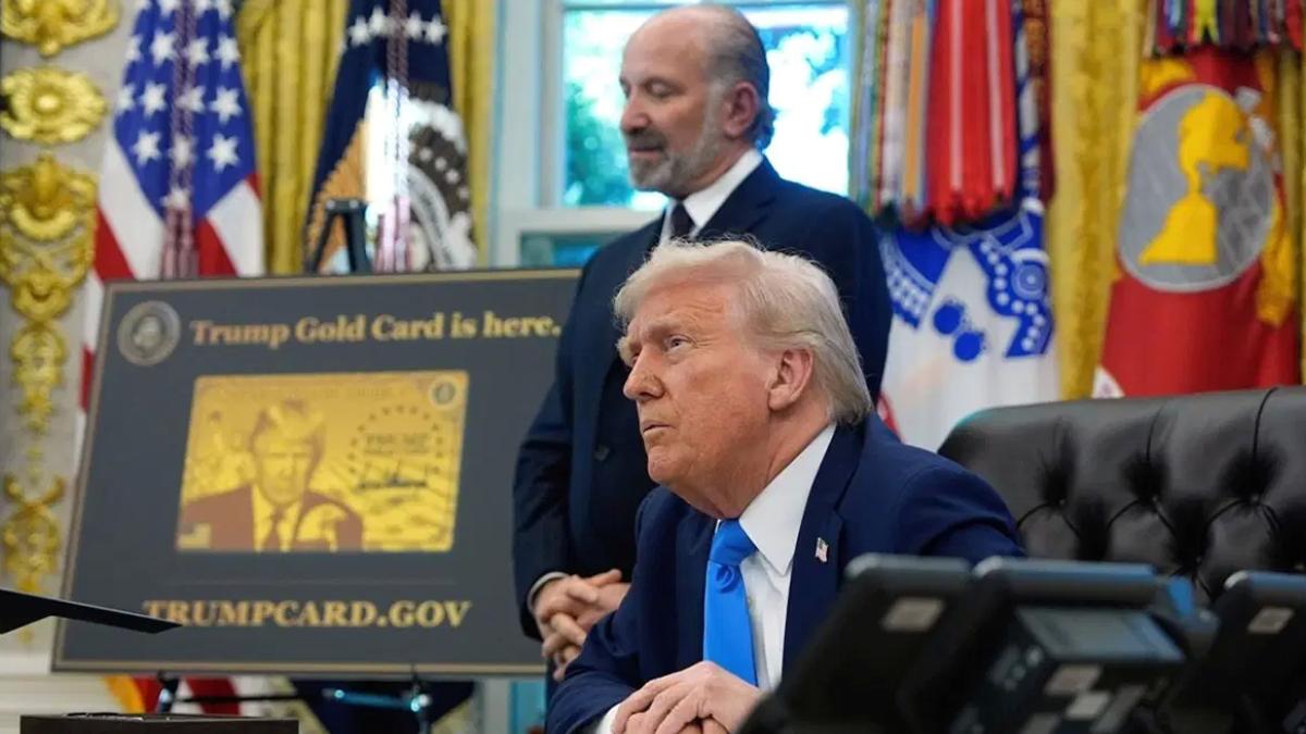 Trump Yönetiminden Vize Programlarına Radikal Değişiklikler! H-1B'ye Ücret Sınırı, Altın Kart'a 1 Milyon Dolar 2 trump-yonetiminden-vize-programlarina-radikal-degisiklikler-h-1bye-ucret-siniri-altin-karta-1-milyon-dolar-OVEzU668.jpg