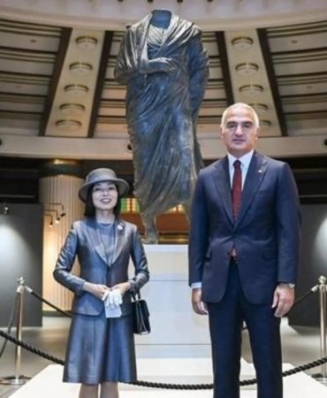 turkiyee-duydugu-bitmeyen-ilgi-gobeklitepeden-millet-kutuphanesine-akiko-mikasanin-ziyaretinde-buyuleyici-anlar-xNl4tZ1O.jpg