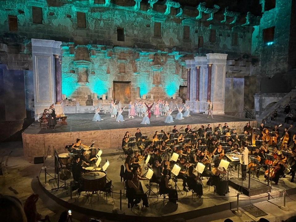 Aspendos'ta Sanat Şöleni: Rekorla Kapanış Yaşandı—Uluslararası Opera ve Bale Festivali Tarihe Geçti 1 Aspendos'ta Sanat Şöleni: Rekorla Kapanış Yaşandı—Uluslararası Opera ve Bale Festivali Tarihe Geçti