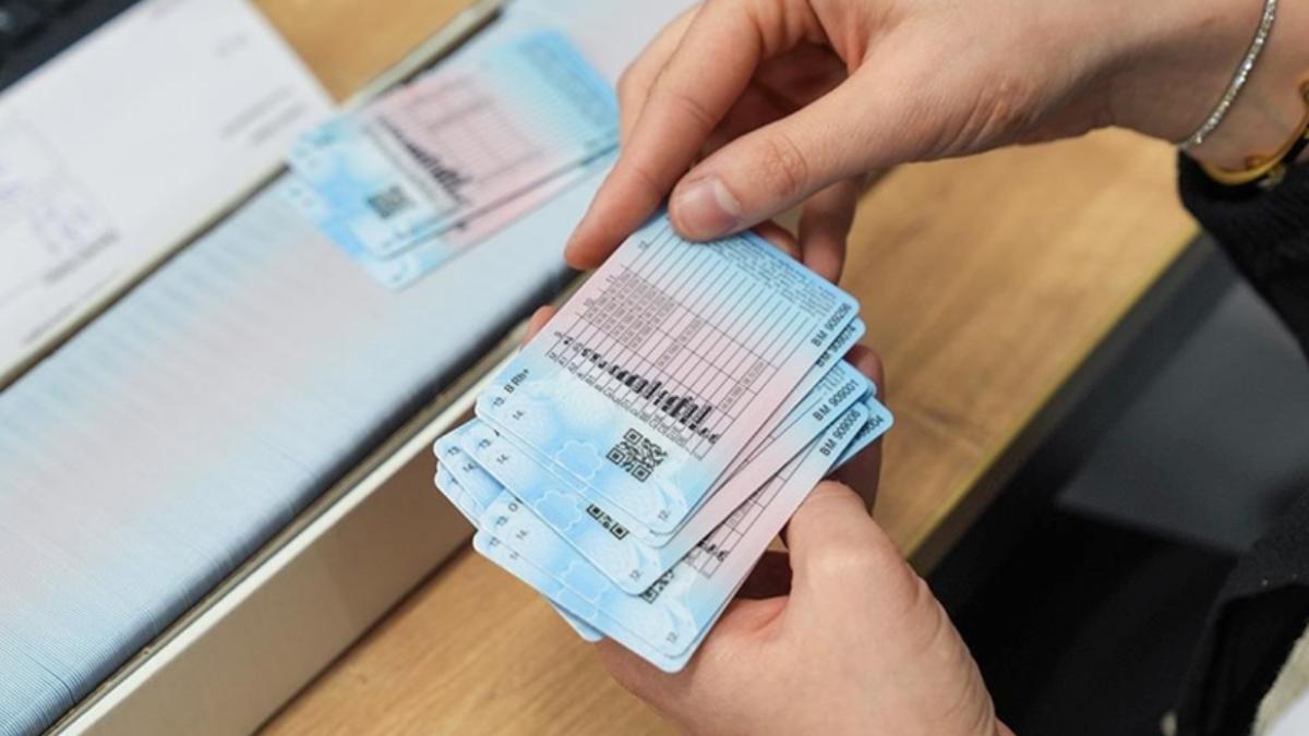 Ehliyet Yenilemede Son Tarih Yaklaşıyor! Uyarı Yapıldı 2 ehliyet-yenilemede-son-tarih-yaklasiyor-uyari-yapildi-jDbaxmiS.jpg