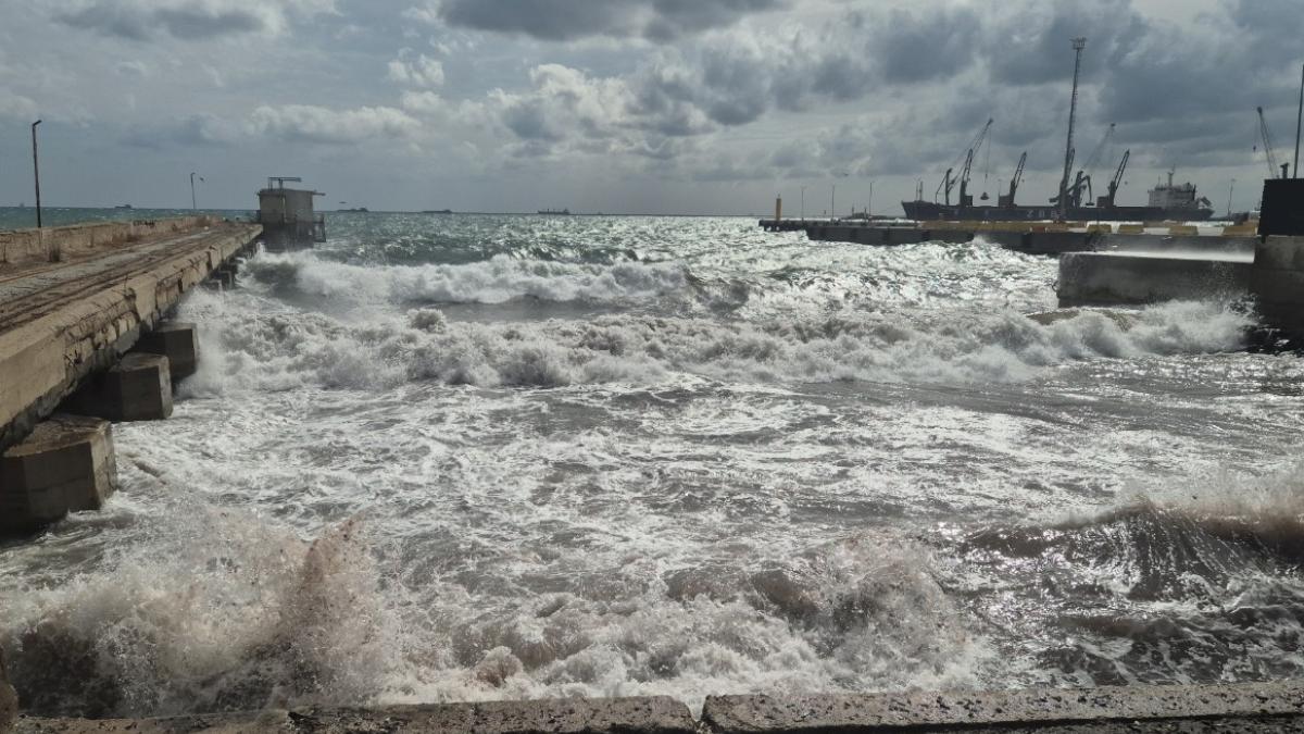 Marmara'da Sert Poyraz Fırtınası Deniz Ulaşımını Durdurdu 2 marmarada-sert-poyraz-firtinasi-deniz-ulasimini-durdurdu-lGLyrBFW.jpg