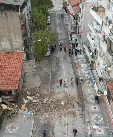 Sındırgı’da Artçı Sarsıntılar Korkuttu! Ağır Hasarlı Bina Kısmen Yıkıldı 2 sindirgida-artci-sarsintilar-korkuttu-agir-hasarli-bina-kismen-yikildi-yjOzHGVa.jpg