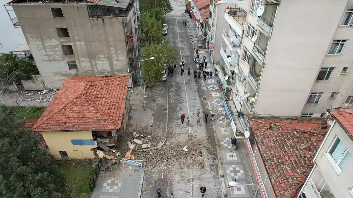 Sındırgı’da Artçı Sarsıntılar Korkuttu! Ağır Hasarlı Bina Kısmen Yıkıldı 2 sindirgida-artci-sarsintilar-korkuttu-agir-hasarli-bina-kismen-yikildi-yjOzHGVa.jpg