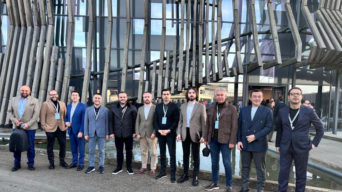 Avrupa Enerji Dönüşümünün Nabzı Münih’te Atıyor! EDSİS, Depolama Ekosisteminin Geleceğini Sahada Takip Etti 2 avrupa-enerji-donusumunun-nabzi-munihte-atiyor-edsis-depolama-ekosisteminin-gelecegini-sahada-takip-etti-HA7JRmyg.jpg