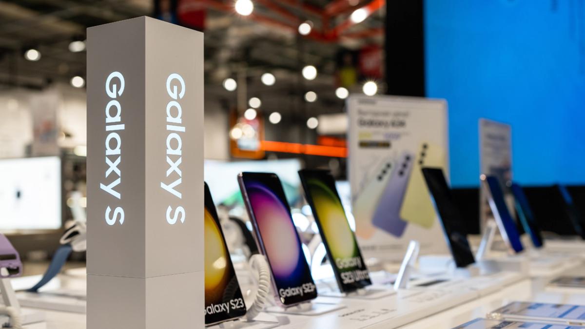 Samsung Galaxy S26 Serisi Sızdı! Ağırlık ve Kalınlık Detayları iPhone 17 ile Yarışı Kızıştırıyor 2 samsung-galaxy-s26-serisi-sizdi-agirlik-ve-kalinlik-detaylari-iphone-17-ile-yarisi-kizistiriyor-uUEztUag.jpg