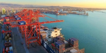 Türkiye’nin En Büyük Konteyner Gemilerinden Biri East Med Hub 2 Terminali’ne Ulaştı 3 turkiyenin-en-buyuk-konteyner-gemilerinden-biri-east-med-hub-2-terminaline-ulasti-VNtzcbma.jpg