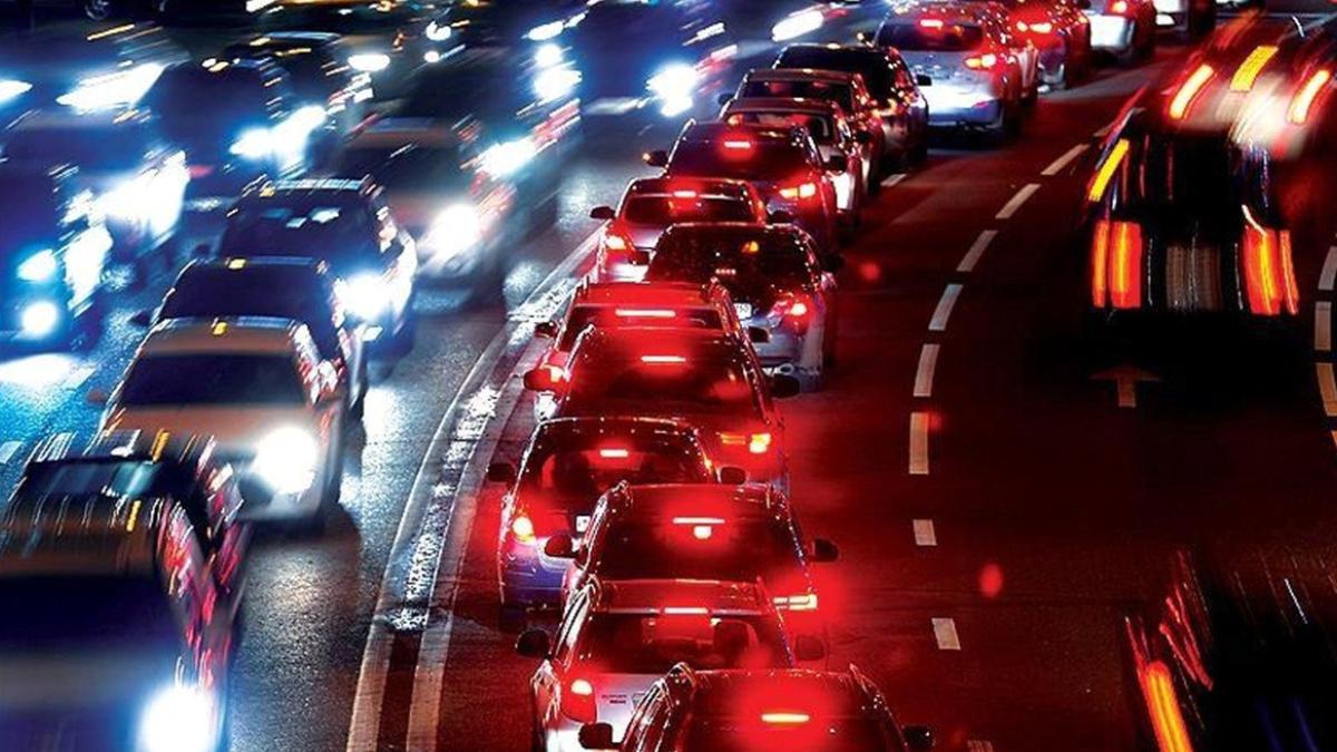 İstanbul'da akşam trafiği kilitlendi yoğunluk yüzde 72’yi gördü 2 istanbulda-aksam-trafigi-kilitlendi-yogunluk-yuzde-72yi-gordu-Gtd3Mjzm.jpg