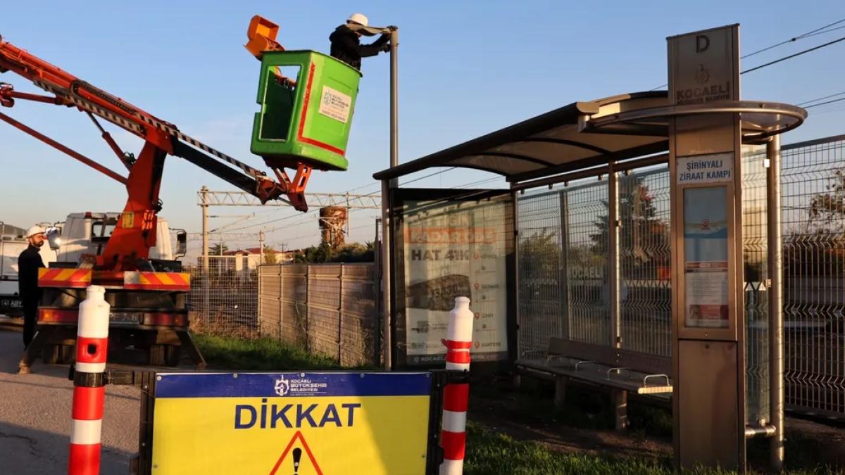 Kocaeli’de elektriği olmayan duraklar güneş enerjili aydınlatmayla modernleştiriliyor 2 kocaelide-elektrigi-olmayan-duraklar-gunes-enerjili-aydinlatmayla-modernlestiriliyor-4G1dMAIV.jpg