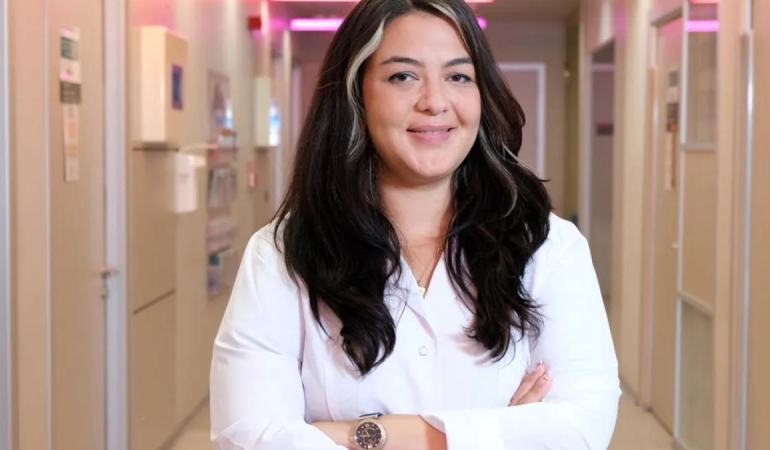 Panik atakta yaşanan belirtiler hayati bir tehlike değil, beynin hayatta kalma alarm sisteminin devreye girmesidir 1 panik-atakta-yasanan-belirtiler-hayati-bir-tehlike-degil-beynin-hayatta-kalma-alarm-sisteminin-devreye-xqqCjpGO.jpg