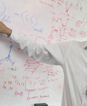 Yapay zeka yarışında dengeler değişiyor! Geoffrey Hinton Google’ın OpenAI’ı geçebileceğini düşünüyor 5 yapay-zeka-yarisinda-dengeler-degisiyor-geoffrey-hinton-googlein-openaii-gecebilecegini-dusunuyor-dYn9QMuq.jpg