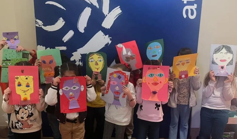 Çocuklar için ücretsiz sanat atölyeleri yaratıcılığı ve hayal gücünü buluşturuyor 1 cocuklar-icin-ucretsiz-sanat-atolyeleri-yaraticiligi-ve-hayal-gucunu-bulusturuyor-S5Z7KCUZ.jpg
