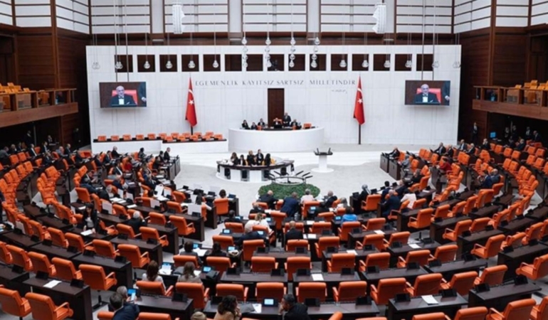 Fahiş Aidatlara Fren Geliyor mu? Meclis’te Yeni Teklifin Kritik Maddeleri 1 fahis-aidatlara-fren-geliyor-mu-mecliste-yeni-teklifin-kritik-maddeleri-Ad4OReAY.jpg
