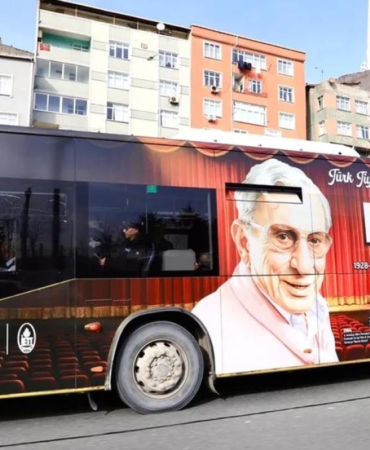 İETT’den Haldun Dormen’e Anlamlı “Saygı Otobüsü” 2 iettden-haldun-dormene-anlamli-saygi-otobusu-LsIQ4Su6.jpg