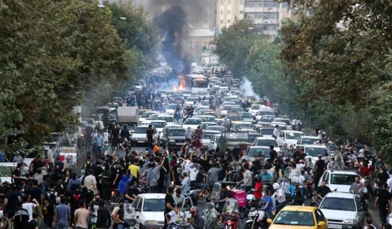 İran’da ekonomik kriz protestoları büyüyor 6 iranda-ekonomik-kriz-protestolari-buyuyor-nOBRTm8l.jpg