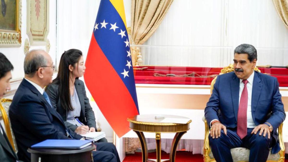 Maduro’nun son diplomatik teması Çin heyetiyle oldu 2 maduronun-son-diplomatik-temasi-cin-heyetiyle-oldu-cYra2tkr.jpg