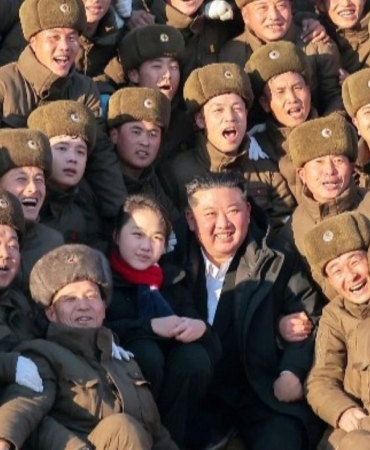 Kim Jong Un’un Kızı Ju Ae Veliaht Olarak mı Hazırlanıyor? Kuzey Kore’de Kritik Süreç 5 kim-jong-unun-kizi-ju-ae-veliaht-olarak-mi-hazirlaniyor-kuzey-korede-kritik-surec-RnIc26WW.jpg