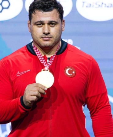 milli-guresci-riza-kayaalp-610-gun-sonra-mindere-altin-madalyayla-dondu-DRYKjBpp.jpg