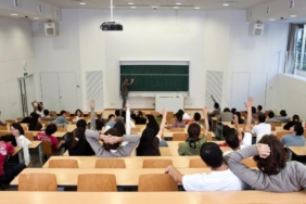 YÖK’ten Denklik ve Yatay Geçişte Kritik Değişiklik Dil Şartı Esnetildi Baraj 90’a Yükseldi 5 yokten-denklik-ve-yatay-geciste-kritik-degisiklik-dil-sarti-esnetildi-baraj-90a-yukseldi-vqrVmBRa.jpg