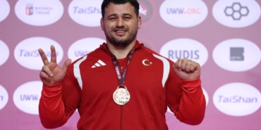Kabineden Rıza Kayaalp’e tebrik yağdı 13. Avrupa şampiyonluğu gündem oldu 5 kabineden-riza-kayaalpe-tebrik-yagdi-13-avrupa-sampiyonlugu-gundem-oldu-ZUz8Ei3j.jpg