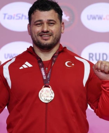 kabineden-riza-kayaalpe-tebrik-yagdi-13-avrupa-sampiyonlugu-gundem-oldu-ZUz8Ei3j.jpg
