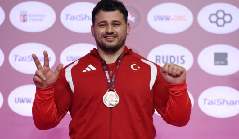 kabineden-riza-kayaalpe-tebrik-yagdi-13-avrupa-sampiyonlugu-gundem-oldu-ZUz8Ei3j.jpg