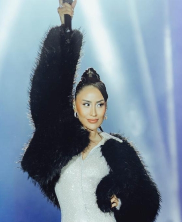 hande-unsal-aydinda-sahne-aldi-festivalde-on-binler-ayni-anda-soyledi-1BY9D6Oa.jpg
