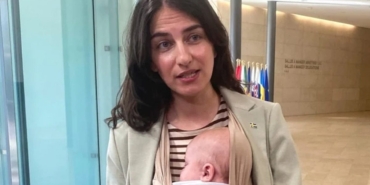AB Bakanlar Toplantısında Bir İlk: İsveçli Bakan 3 Aylık Bebeğiyle Katıldı 1 ab-bakanlar-toplantisinda-bir-ilk-isvecli-bakan-3-aylik-bebegiyle-katildi-C51ENfgL.jpg