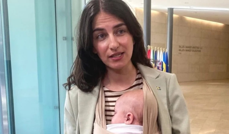 AB Bakanlar Toplantısında Bir İlk: İsveçli Bakan 3 Aylık Bebeğiyle Katıldı 1 ab-bakanlar-toplantisinda-bir-ilk-isvecli-bakan-3-aylik-bebegiyle-katildi-C51ENfgL.jpg