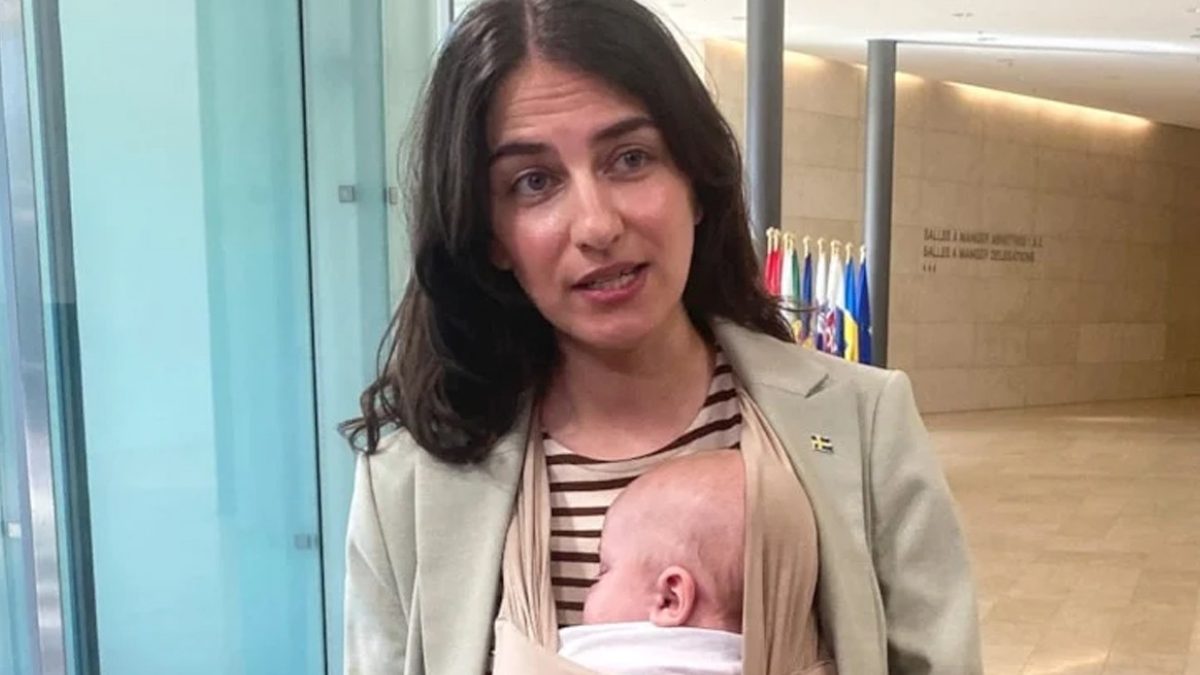 AB Bakanlar Toplantısında Bir İlk: İsveçli Bakan 3 Aylık Bebeğiyle Katıldı 2 ab-bakanlar-toplantisinda-bir-ilk-isvecli-bakan-3-aylik-bebegiyle-katildi-C51ENfgL.jpg