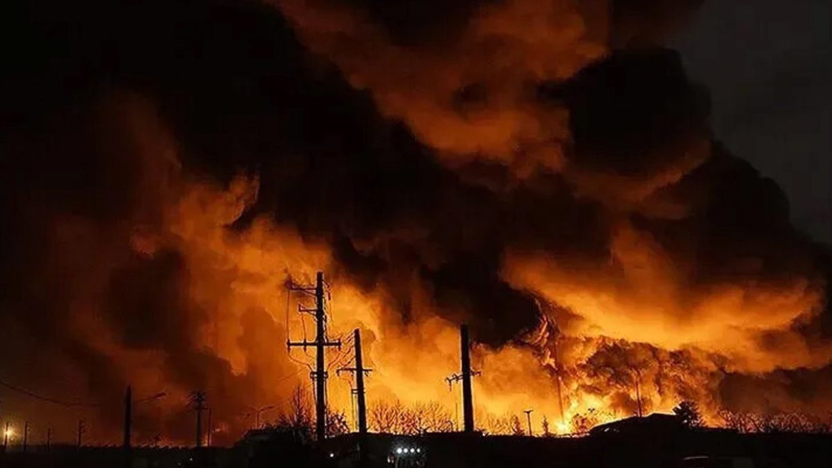İran'ın Güneyinde Peş Peşe Patlamalar: Birçok Kentten Sesler Duyuldu 2 iranin-guneyinde-pes-pese-patlamalar-bircok-kentten-sesler-duyuldu-phpn7WEl.jpg