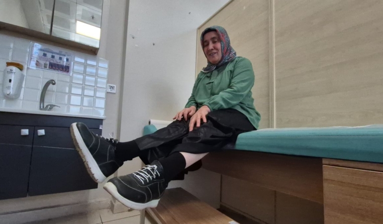 Melek Kandil: Dengesiz Ayak Düzeltmesiyle Yeniden Adım Atan Kadın 1 melek-kandil-dengesiz-ayak-duzeltmesiyle-yeniden-adim-atan-kadin-t7kHIK58.jpg