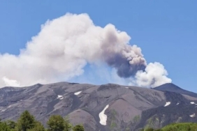 Etna Yanardağı'nda Kül Bulutu 4 Kilometreye Ulaştı: Hava Sahası Uçuşa Kapatıldı 1 etna-yanardaginda-kul-bulutu-4-kilometreye-ulasti-hava-sahasi-ucusa-kapatildi-X93pQeBJ.jpg