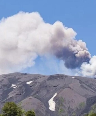 Etna Yanardağı'nda Kül Bulutu 4 Kilometreye Ulaştı: Hava Sahası Uçuşa Kapatıldı 16 etna-yanardaginda-kul-bulutu-4-kilometreye-ulasti-hava-sahasi-ucusa-kapatildi-X93pQeBJ.jpg
