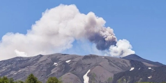 Etna Yanardağı’nda Kül Bulutu 4 Kilometreye Ulaştı: Hava Sahası Uçuşa Kapatıldı