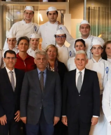 ozyegin-universitesinde-turizmin-gelecegi-ve-yapay-zek-konusuldu-Z2Gg6jCk.jpg