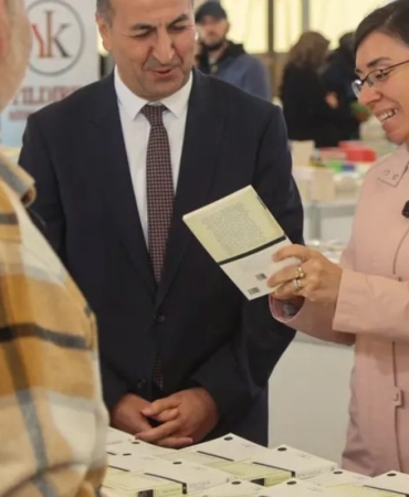 Uşak Kitap Fuarı Yayınevleri ve Yazarları Okurlarla Buluşturuyor 16 usak-kitap-fuari-yayinevleri-ve-yazarlari-okurlarla-bulusturuyor-1N79UexP.jpg