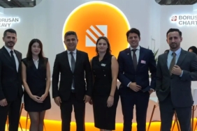 Borusan Port Logistech İzmir'de Yeni Lojistik Çözümlerini ve Taşıma Simülatörünü Tanıttı 2 borusan-port-logistech-izmirde-yeni-lojistik-cozumlerini-ve-tasima-simulatorunu-tanitti-6iqbjXly.jpg