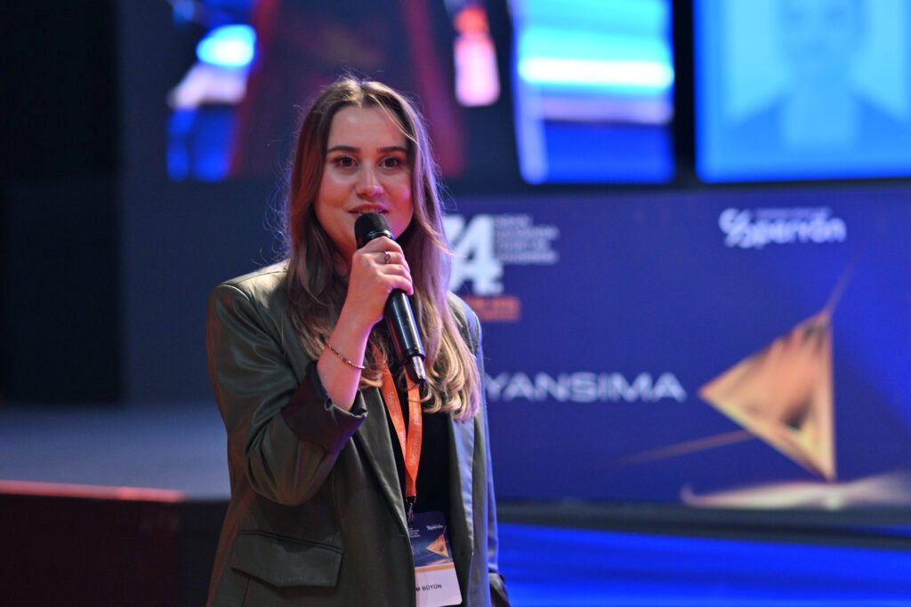 Emine Sabancı Kamışlı'dan İş Dünyasına Genç İstihdamı ve Fırsat Eşitliği Çağrısı 1 PERYÖN Akademi Uzmanı ve İlk Fırsat Programı mezunu Ayşe Bayram Bütün