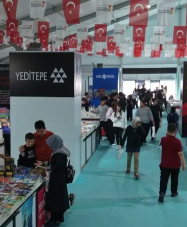 Kahramanmaraş Kitap Fuarı'na Öğrenci Akını, Genç Okurlar Kitapların Dünyasını Keşfediyor 14 kahramanmaras-kitap-fuarina-ogrenci-akini-genc-okurlar-kitaplarin-dunyasini-kesfediyor-4iyeW4rr.jpg