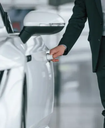 KOBİ'ler Sermayesini Büyümeye Ayırmak İçin Filo Kiralamayı Nasıl Değerlendiriyor? 9 man_in_suit_opening_the_door_of_car_2026_09_24_06_47_03_utc_ca73af9cf2